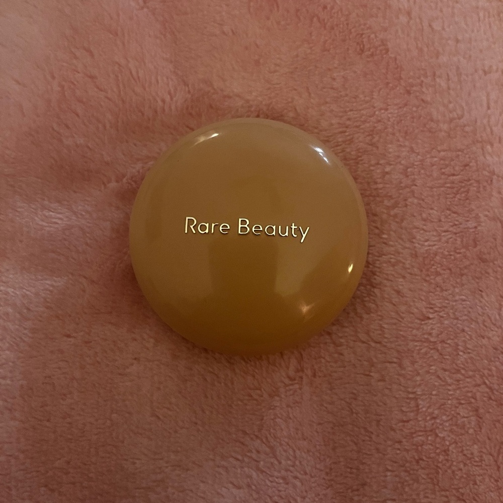 Rare Beauty highlight Compact